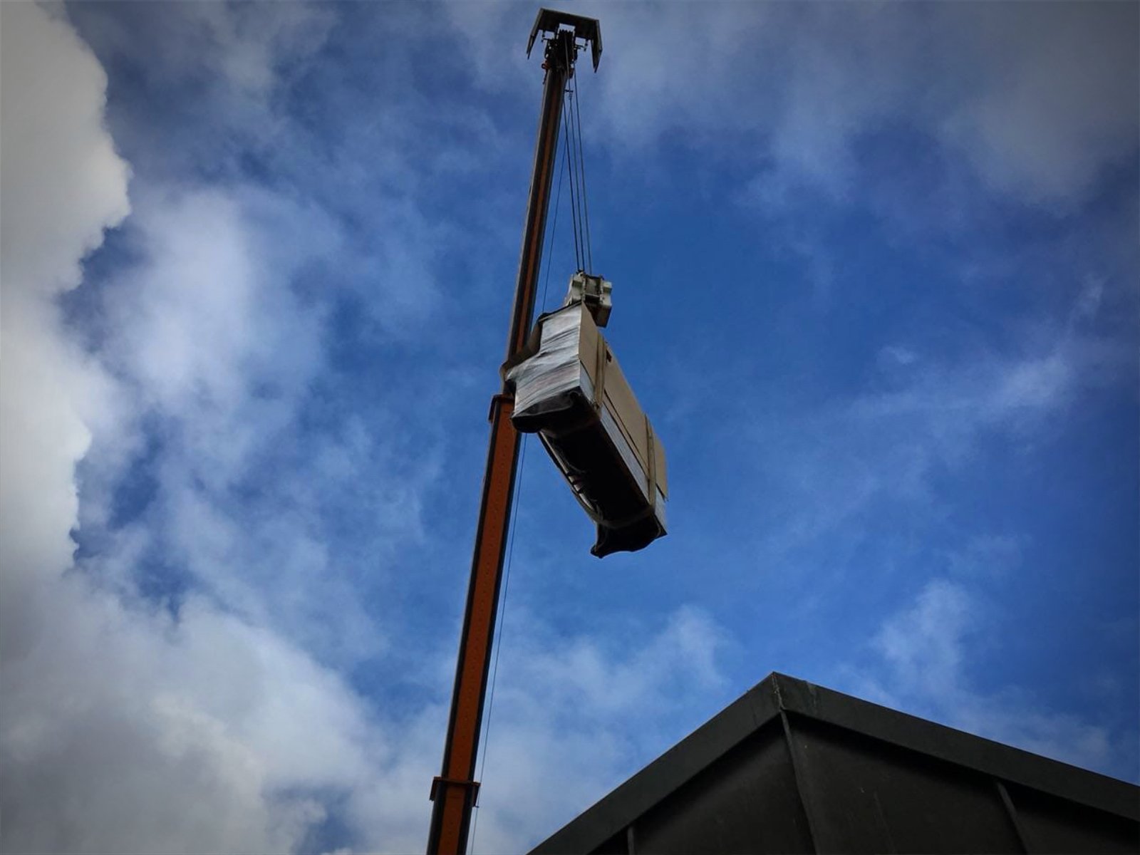 Klaviertransport mit Kran