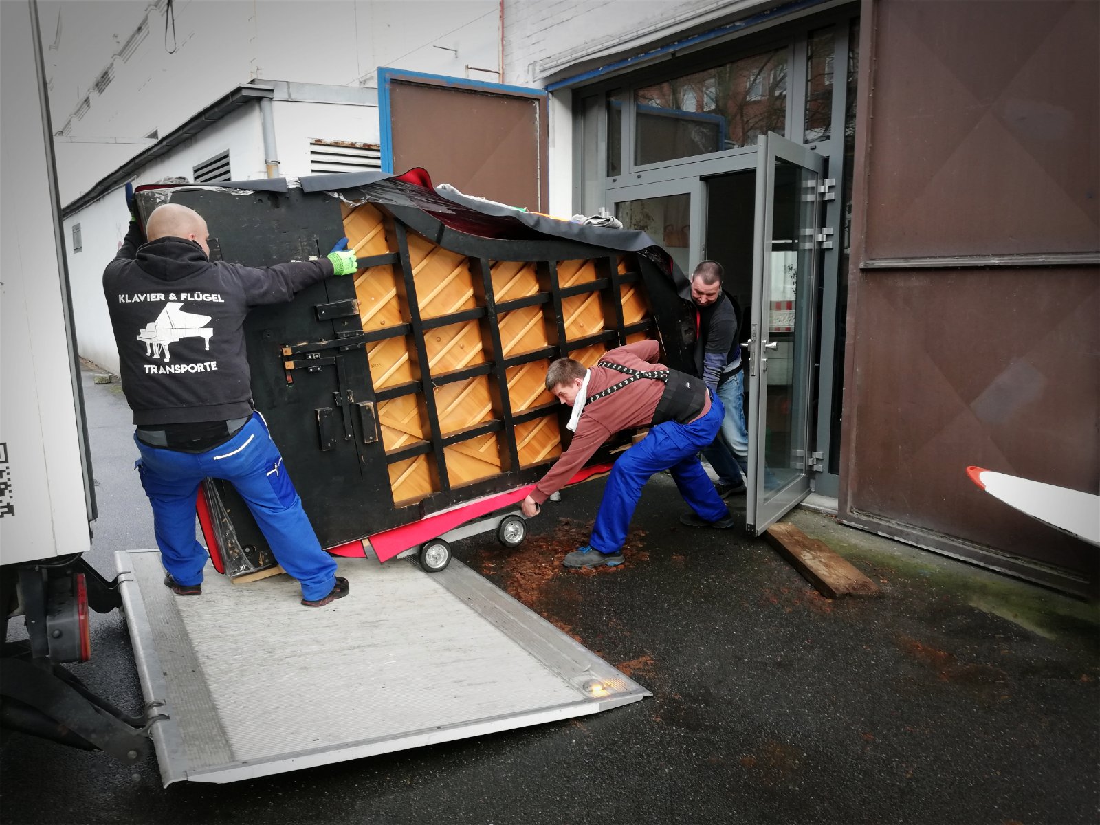 Aufladen eines Konzertflügels