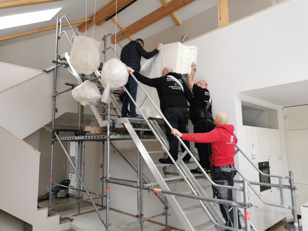 mit Gerüst in das Obergeschoss